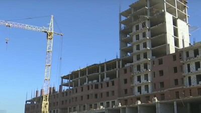 "Даже 2 тысячи не получили". Почти 400 дольщиков остались без жилья и денег в Караганде