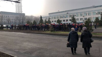 Сотрудники "Казфосфата" вышли на акцию протеста в Таразе
