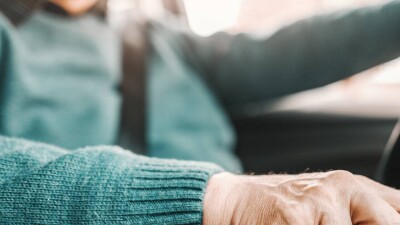 "Двигаться, как при гололёде, не заправлять полный бак". В МВД рассказали, как водителям действовать в сильную жару