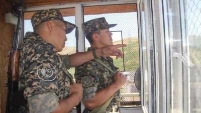 Нацгвардейцу пришлось стрелять в воздух, чтобы остановить заключённых в Усть-Каменогорске