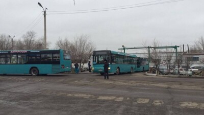 Водители маршрутных автобусов бастуют в Балхаше