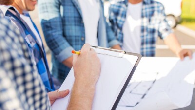 В Алматы группа подрядчиков утверждает, что их обманула стройкомпания, и требует выплаты денег