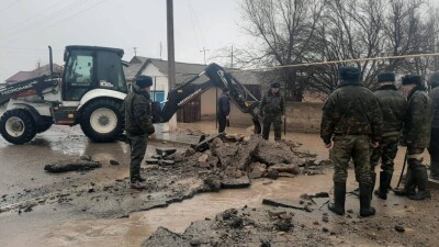 Из-за проливных дождей затопило улицы и дворы в Туркестанской области