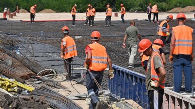 "Дефицит кадров". Минтруда не сомневается, что на стройке в СКО можно заработать 90 тысяч тенге в день