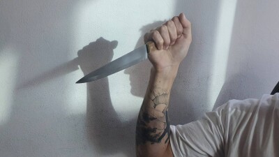 Жительница СКО ранила ножом дочь за невыполнение домашнего задания. Её отстранили от воспитания детей