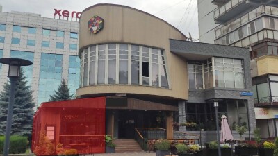 Незаконную пристройку к кафе сносят в центре Алматы
