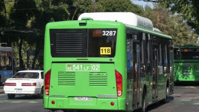 Пенсионера сбил автобус на остановке в Алматы