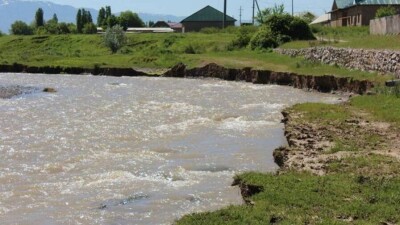 Производителя мороженого оштрафовали на миллион тенге за слив помоев в реку Бадам