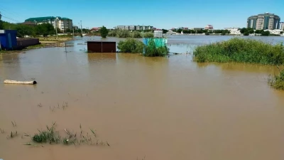 Жители пригорода Атырау остались "в заточении" из-за дамбы, построенной во время паводков
