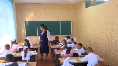 В коридоре школы вынуждены учиться дети в Туркестанской области