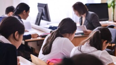 Надбавки казахстанским учителям за классное руководство могут повысить на 30%