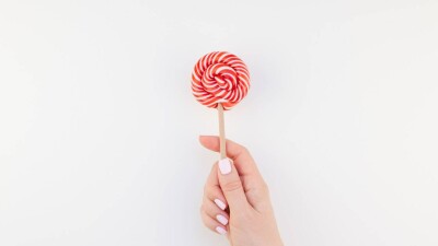 Облизывать леденцы и замешивать тесто: британские учёные предложили новшества для школьной программы