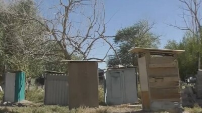 90 семей в Кызылординской области живут в многоэтажке, затопленной нечистотами