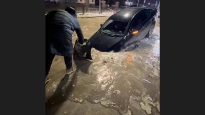 Две машины провалились в яму на дороге в Караганде. Полиция рекомендует подать в суд на коммунальщиков