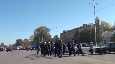 Протест против акимата: фермеры Жамбылской области прошли маршем по центральной улице
