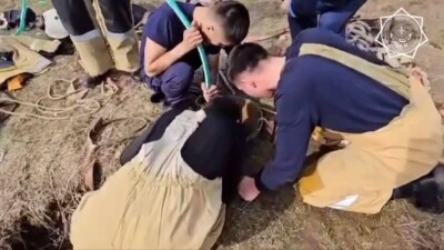 Спасение женщины из узкой трубы дренажного колодца в Туркестанской области сняли на видео
