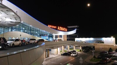"Занимают помещения незаконно". Бизнесмены жалуются, что их выгоняют из здания аэропорта Алматы