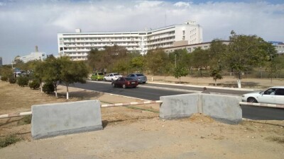 Мужчину, которому скинули на голову диван, прооперировали в Актау