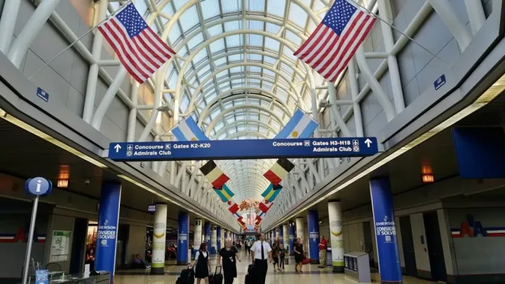 Аэропорты в США вынуждены выдавать новым сотрудникам бесплатные айфоны, чтобы привлечь персонал