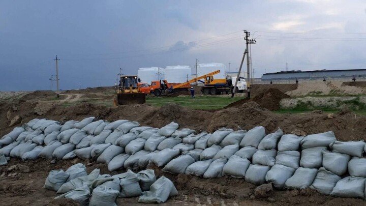 Дамбу прорвало в Атырауской области: спасатели организовали круглосуточное дежурство