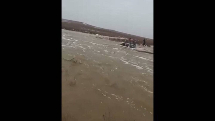 Людей, спасавшихся от паводка на крыше автомобиля, эвакуировали в Туркестанской области