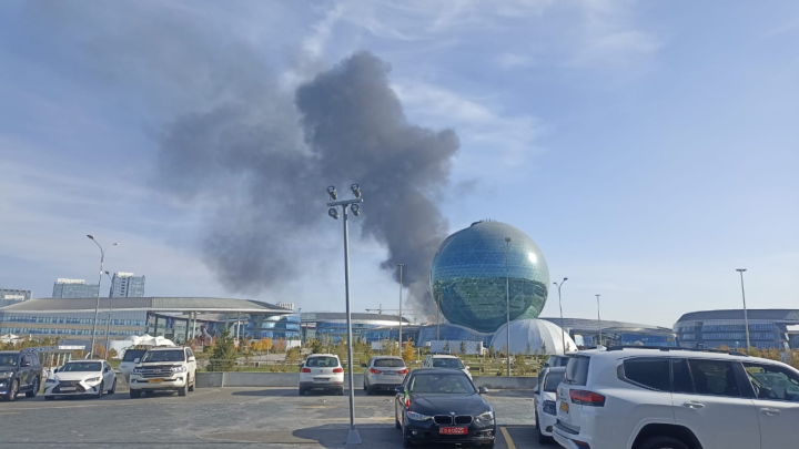 Горит возле ЭКСПО: пожар произошёл в новостройке Астаны