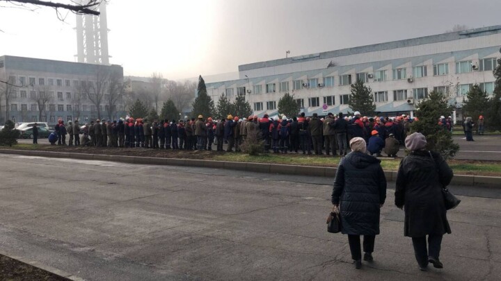 Сотрудники "Казфосфата" вышли на акцию протеста в Таразе