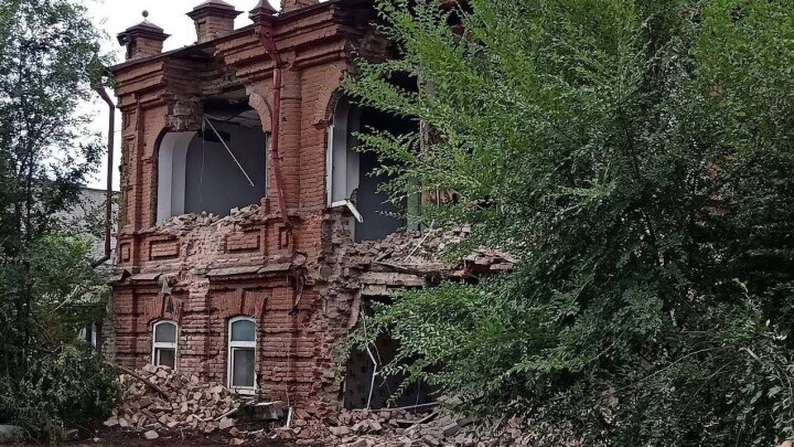 Акимат намерен выкупить наполовину разобранный старинный особняк в Семее, но не может найти собственника
