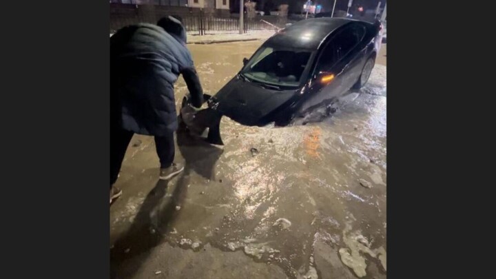 Две машины провалились в яму на дороге в Караганде. Полиция рекомендует подать в суд на коммунальщиков