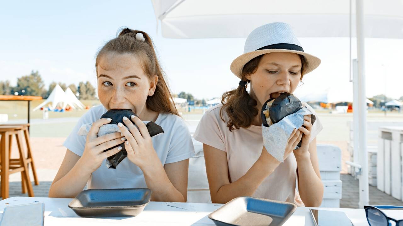 "Пока вы доедете, ваши пирожки испортятся". Почему в зоны отдыха не пускают со своей едой