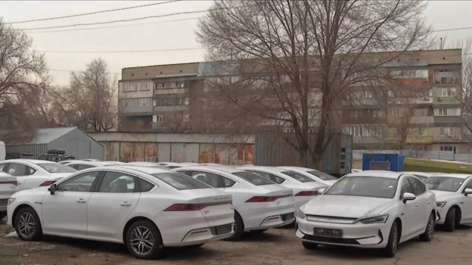 Территория киностудии "Казахфильм" стала парковкой для китайских авто