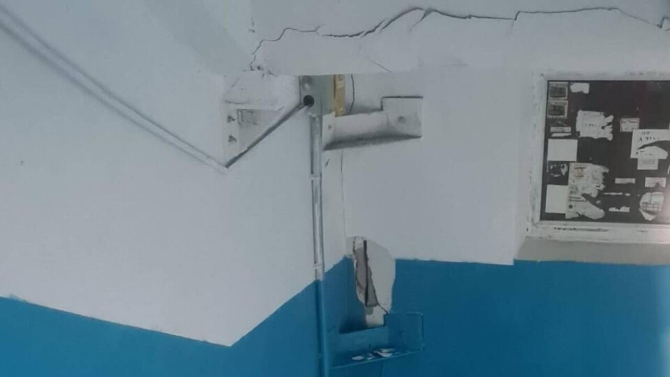 Пятиэтажка в Шымкенте вот-вот развалится надвое. Чиновники требуют доказать, что дому нужен ремонт