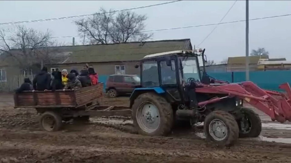 Школьники ЗКО добирались на экзамен на тракторе: чиновников привлекли к ответственности