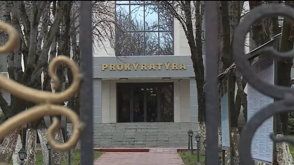 Группа экс-полицейских устроила акцию протеста перед зданием прокуратуры Шымкента