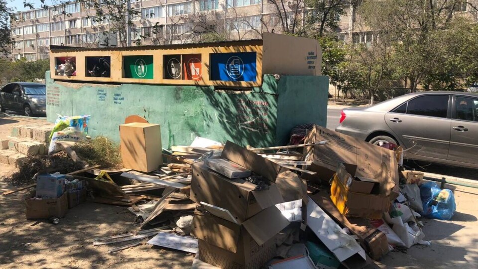 Жителю Актау на голову сбросили диван: полиция не нашла виновного спустя четыре месяца