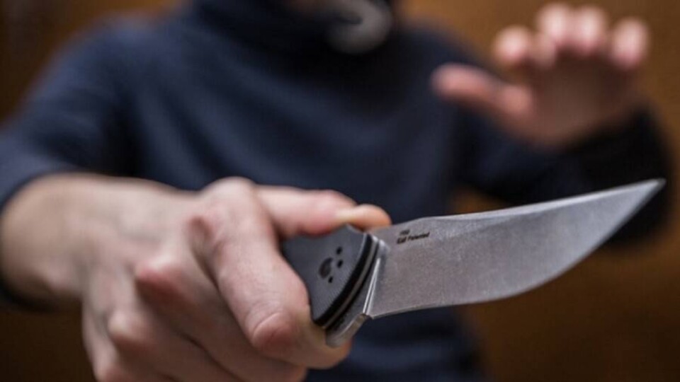 Мужчина с ножом упал под грузовик в Атырау