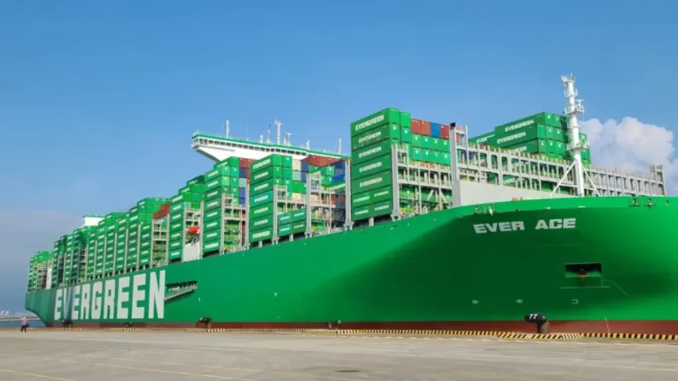 Тайваньская компания Evergreen выплатила сотрудникам бонусы в размере 50 зарплат