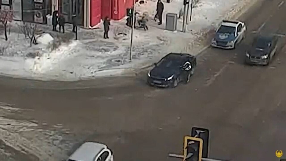 Пьяный водитель протащил полицейского на своей машине в Астане
