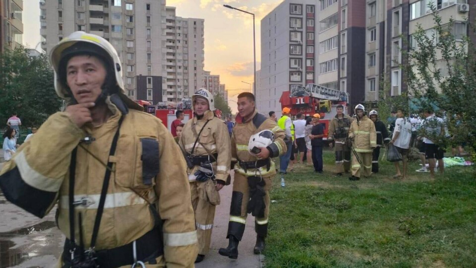 "Не дождались 20 секунд". ДЧС о девушке, которая погибла, спрыгнув с пятого этажа горящего дома в Аккенте