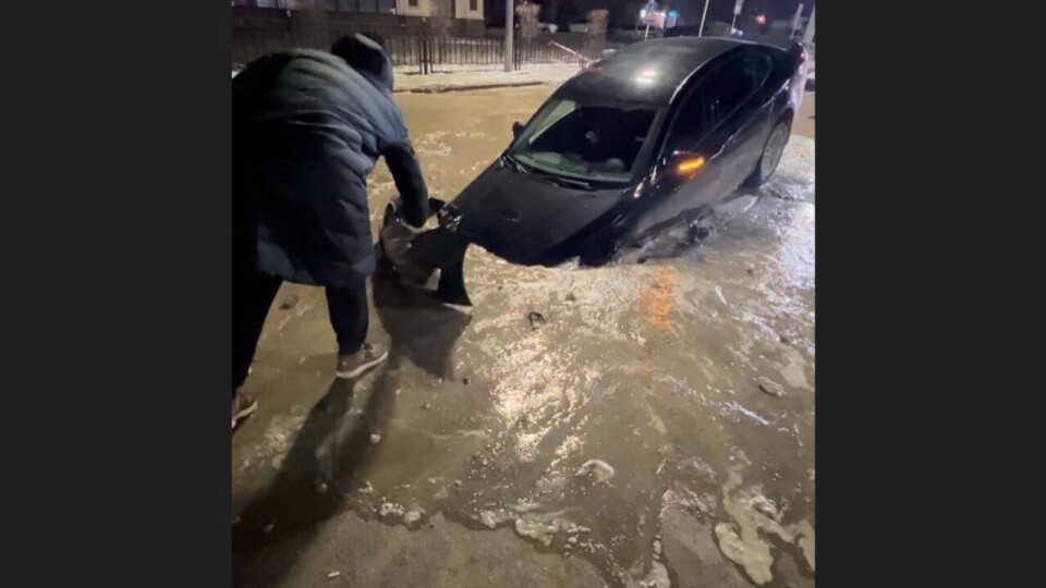 Две машины провалились в яму на дороге в Караганде. Полиция рекомендует подать в суд на коммунальщиков