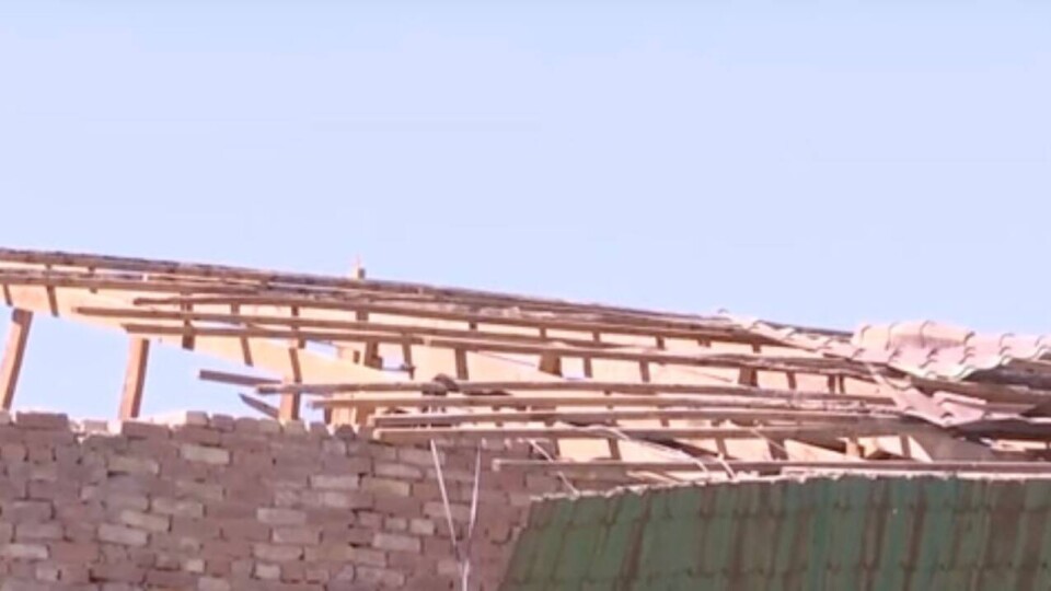 В Кызылорде до сих пор не начали ремонт крыш школ, которые пострадали во время сильного ветра в июне