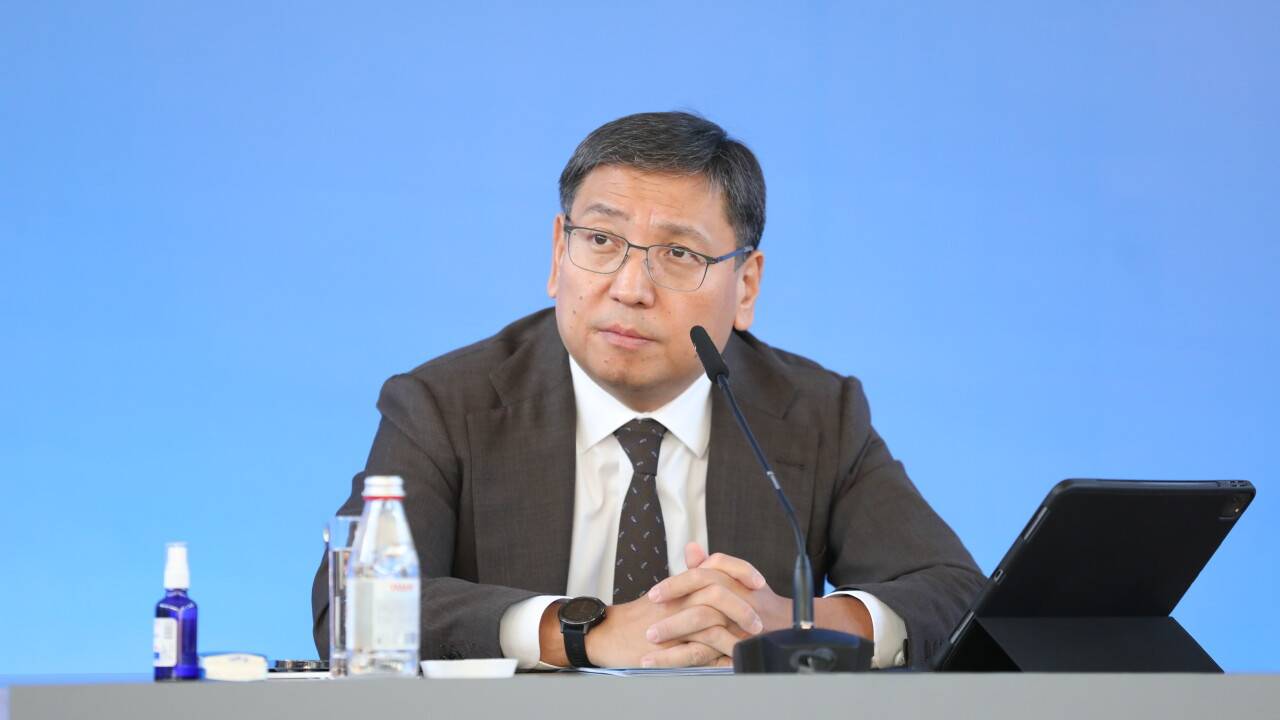 "Я работаю девять месяцев, нормальная беременность". Досаев ответил алматинке, которая долго ждёт выполнения его обещания