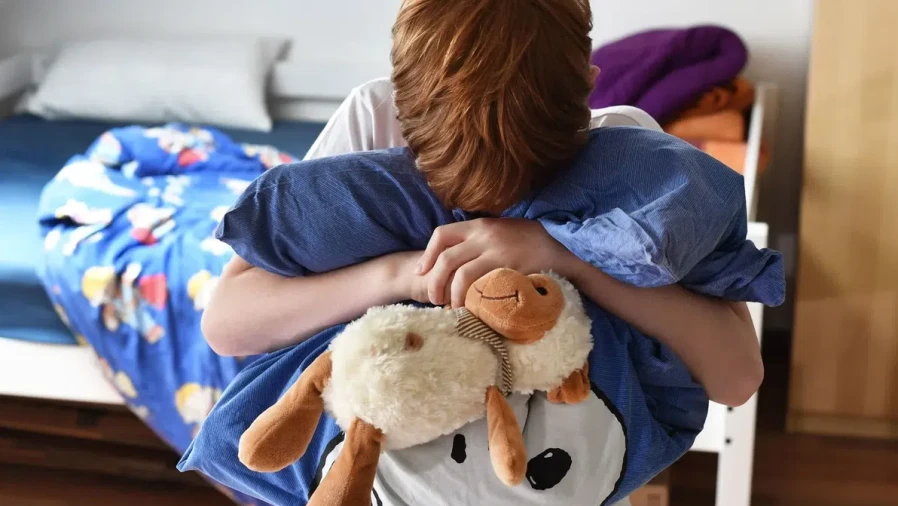 Группа подростков развращала 9-летнего мальчика в Алматы. Полиция ведёт расследование