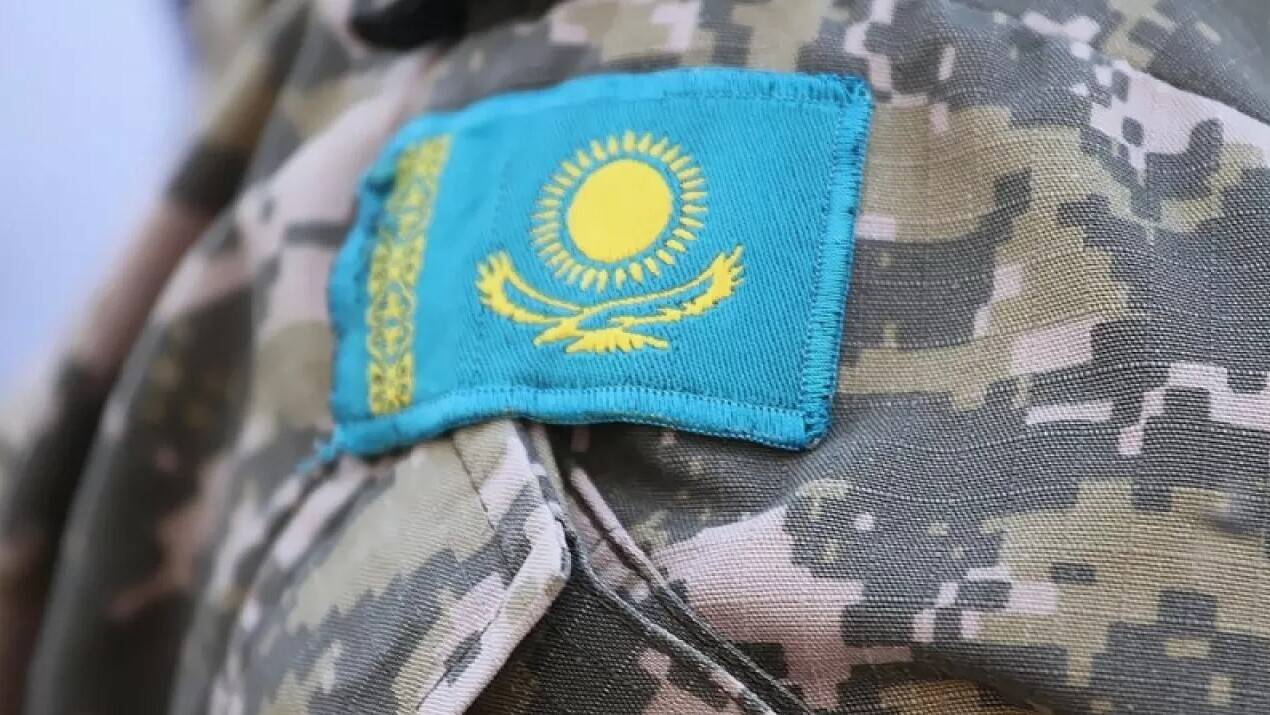 Крупную партию запрещённых веществ изъяли на трассе под Карагандой. СМИ сообщают, что задержан военный командир