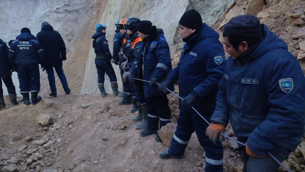 Автобус провалился в Павлодарской области: спасатели вручную расчищают место поиска на дне воронки