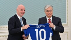 Касым-Жомарт Токаев встретился с главой ФИФА Джанни Инфантино и получил в подарок футболку