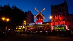 Знаменитое французское кабаре Moulin Rouge отменило перформанс со змеями из-за протестов зоозащитников