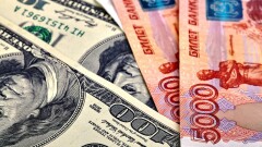 Курс рубля к доллару упал до минимума за последние семь месяцев