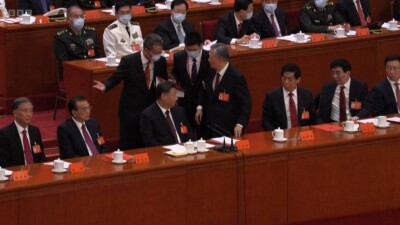 Бывшего лидера Китая Ху Цзиньтао вывели под руки из зала съезда КПК