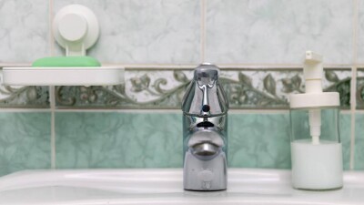 Астанчане вышли на улицу с плакатами и лозунгами из-за отсутствия воды в ЖК